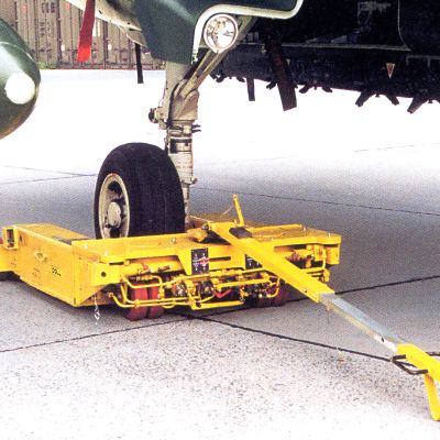 Use of a DOLL recovery device on the nose landing gear of an aircraft on a runway.